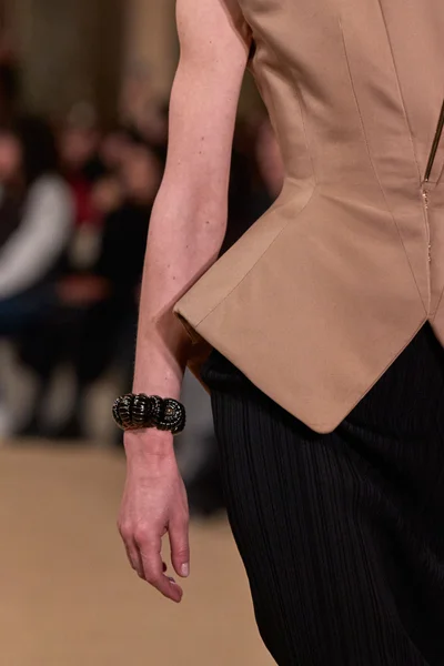 Look 64